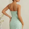 Vestido corto con corsé y adornos Constance en color salvia