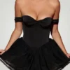 Vestido corto con corsé y capas y hombros descubiertos Meredith en negro