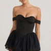 Vestido corto con corsé y capas y hombros descubiertos Meredith en negro