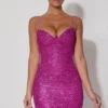 Vestido corto con cuello corazón y adornos de Mischa en magenta