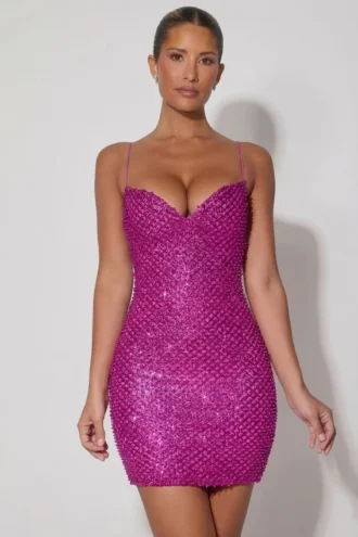 Vestido corto con cuello corazón y adornos de Mischa en magenta