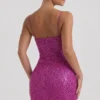 Vestido corto con cuello corazón y adornos de Mischa en magenta