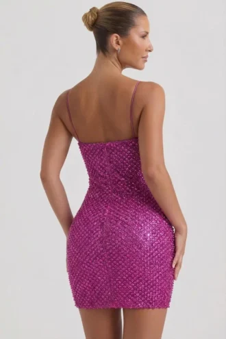 Vestido corto con cuello corazón y adornos de Mischa en magenta