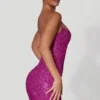 Vestido corto con cuello corazón y adornos de Mischa en magenta