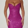 Vestido corto con cuello corazón y adornos de Mischa en magenta