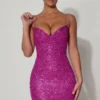 Vestido corto con cuello corazón y adornos de Mischa en magenta