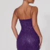 Vestido corto con cuello corazón y adornos de Mischa en morado