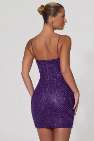 Vestido corto con cuello corazón y adornos de Mischa en morado