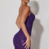 Vestido corto con cuello corazón y adornos de Mischa en morado