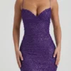 Vestido corto con cuello corazón y adornos de Mischa en morado