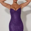 Vestido corto con cuello corazón y adornos de Mischa en morado