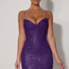 Vestido corto con cuello corazón y adornos de Mischa en morado