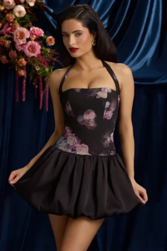 Vestido corto con cuello halter, cordones y bajo abullonado Nanala en estampado floral negro