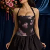 Vestido corto con cuello halter, cordones y bajo abullonado Nanala en estampado floral negro