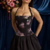 Vestido corto con cuello halter, cordones y bajo abullonado Nanala en estampado floral negro