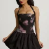 Vestido corto con cuello halter, cordones y bajo abullonado Nanala en estampado floral negro