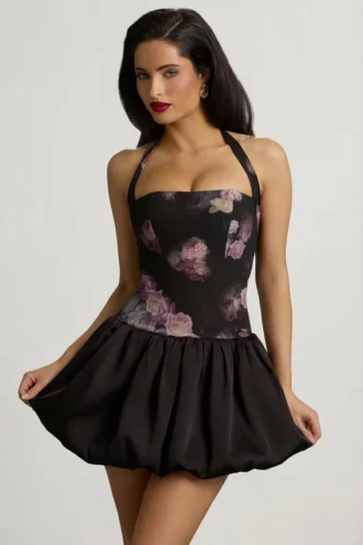 Vestido corto con cuello halter, cordones y bajo abullonado Nanala en estampado floral negro