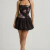 Vestido corto con cuello halter, cordones y bajo abullonado Nanala en estampado floral negro