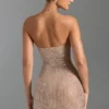 Vestido corto con cuello halter y adornos Amolika en color miel