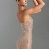 Vestido corto con cuello halter y adornos Amolika en color miel