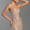 Vestido corto con cuello halter y adornos Amolika en color miel