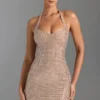 Vestido corto con cuello halter y adornos Amolika en color miel