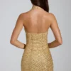 Vestido corto con cuello halter y adornos de Arlona en dorado Vestido corto con cuello halter y adornos de Arlona en dorado