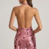 Vestido corto con cuello halter y adornos de lentejuelas Avenza en rosa