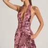 Vestido corto con cuello halter y adornos de lentejuelas Avenza en rosa