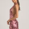 Vestido corto con cuello halter y adornos de lentejuelas Avenza en rosa
