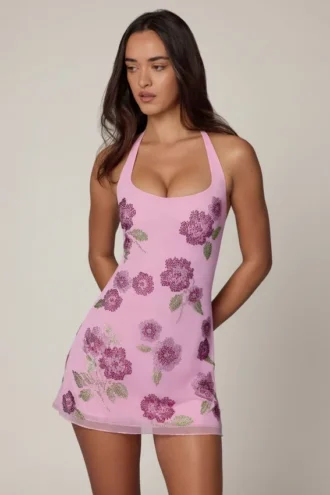 Vestido corto con cuello halter y adornos Galene en rosa suave