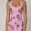 Vestido corto con cuello halter y adornos Galene en rosa suave