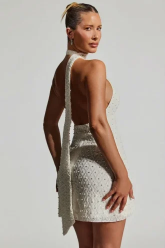 Vestido corto con cuello halter y detalle de pañuelo adornado de Henrietta en blanco