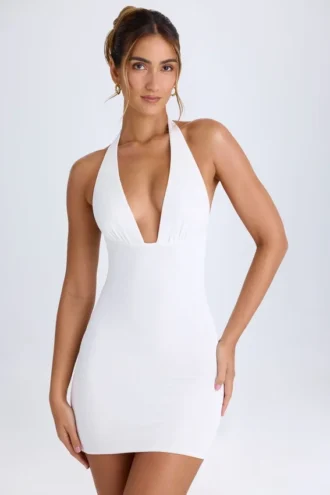 Vestido corto con cuello halter y espalda en cuenco Vella en blanco