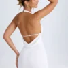 Vestido corto con cuello halter y espalda en cuenco Vella en blanco