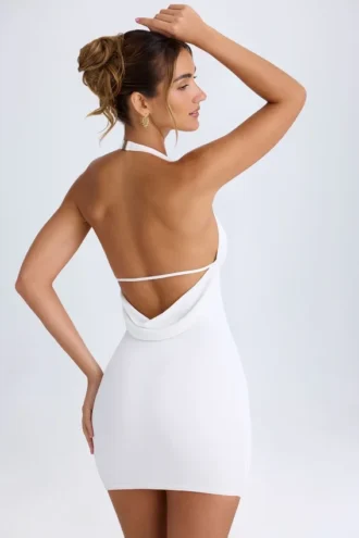 Vestido corto con cuello halter y espalda en cuenco Vella en blanco