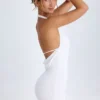 Vestido corto con cuello halter y espalda en cuenco Vella en blanco