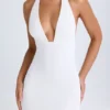 Vestido corto con cuello halter y espalda en cuenco Vella en blanco