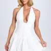 Vestido corto con cuello halter y pinzas Jessalie en blanco