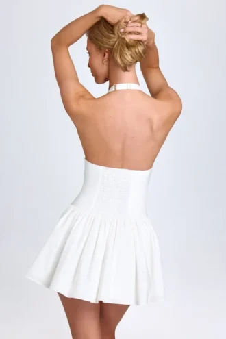 Vestido corto con cuello halter y pinzas Jessalie en blanco