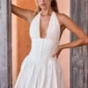 Vestido corto con cuello halter y pinzas Jessalie en blanco