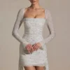 Vestido corto con cuello vuelto drapeado y adornos Marilla en blanco