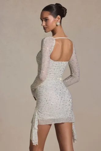 Vestido corto con cuello vuelto drapeado y adornos Marilla en blanco