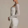 Vestido corto con cuello vuelto drapeado y adornos Marilla en blanco