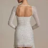 Vestido corto con cuello vuelto drapeado y adornos Marilla en blanco