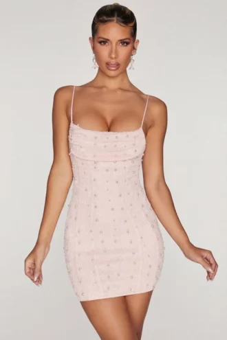 Vestido corto con cuello vuelto y adornos Seychelles en color rosa palo