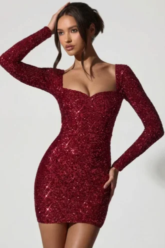 Vestido corto con escote corazón y adornos de Sephina en rojo