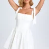 Vestido corto con fruncidos y corsé Marianna en blanco