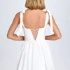 Vestido corto con fruncidos y corsé Marianna en blanco