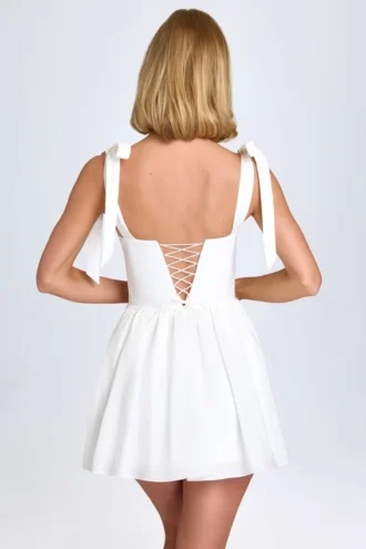 Vestido corto con fruncidos y corsé Marianna en blanco